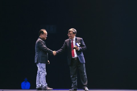 Credit cards for ordinary customers, a big market remains untapped